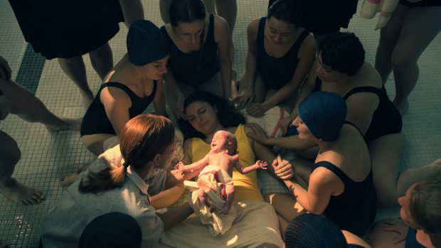 1989 wurden 43 Kinder unter mysteriösen Umständen am gleichen Tag zur Welt gebracht. Ihre Mütter waren zum Tagesbeginn nicht schwanger. (Quelle: Netflix)