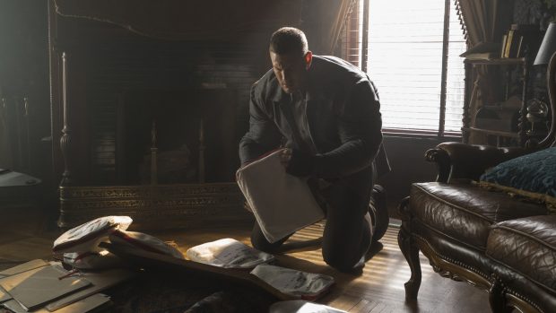 Nummer ein aka Spaceboy aka Luther Hargreaves (Tom Hopper) glaubt nicht an einen natürlich Tod seines Adoptivvaters. (Quelle: Michael Gibson/Netflix)