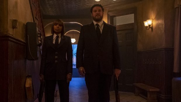 Dargestellt wird das Duo Cha-Cha und Hazel von Mary J. Blige und Cameron Britton. (Quelle: Christos Kalohoridis/Netflix)