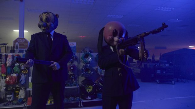 Nicht alle wollen das Ende der Welt verhindern: Eine geheime Firma schickt Agenten um die Umbrella Academy aufzuahlten. (Quelle: Christos Kalohoridis/Netflix)