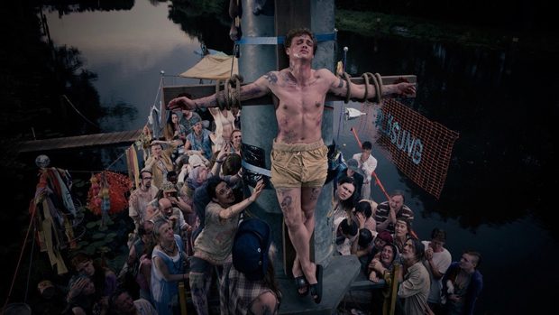 Um Robin (David Schütter) entwickelt sich ein religöser Kult: Schließlich wird er zum Neuer Messias vor dem Weltuntergang. (Quelle: Sky)