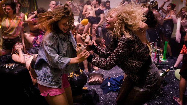 Party bis zum Ende der Welt: Leonie (Anna Lena Klenke) und Nora ( Luisa-Céline Gaffron) wollen den Weltuntergang genießen. (Quelle: Sky)