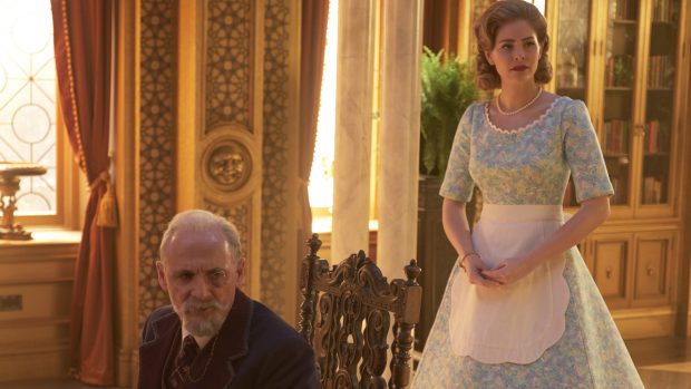 Sir Reginald Hargreaves (Colm Feore) und Grace (Jordan Claire Robbins), die Roboter-Mutter der Umbrella-Kinder. (Quelle: Christos Kalohoridis/Netflix)