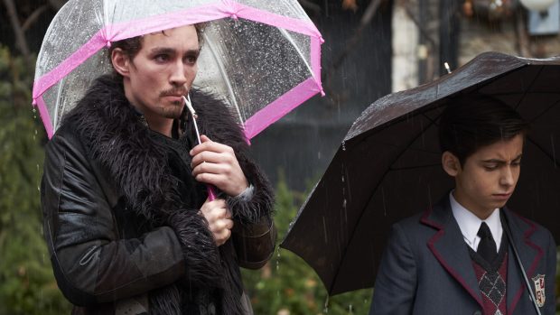 Sehen unterschiedlich alt aus, stimmt auch: Klaus (Robert Sheehan, links) ist 30, während Nummer Fünf (Aidan Gallagher) durch Umstände seiner Zeitreise als fast 60-Jähriger gefangen im Körper seines 13-jährigen Ichs. (Quelle: Christos Kalohoridis/Netflix)