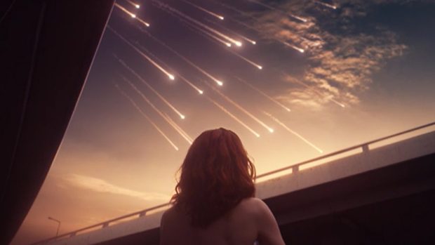 Ein Meteoritenschwarm über Berlin deutet das bevorstehenden Ende an. (Quelle: Sky)