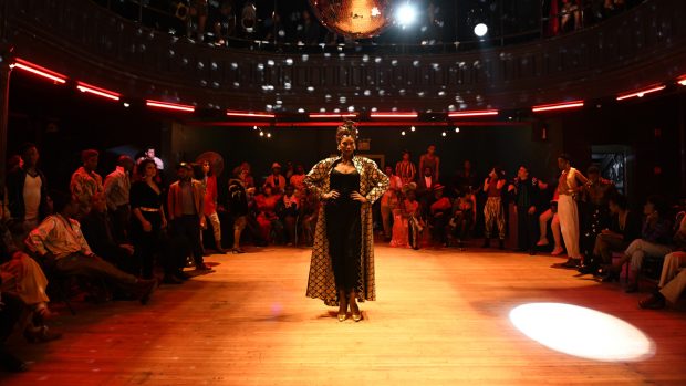 Knallige Outfits, grazile Tänze und gelebte Diversität. Alles zu sehen bei "Pose". (Quelle: Netflix)