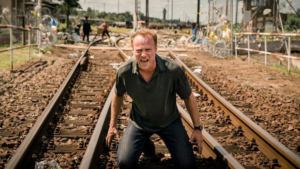 Vater Uli (Mark Waschke) weiß zum Teil nicht mehr, wie er seine Familie retten soll. (Quelle: Sky)