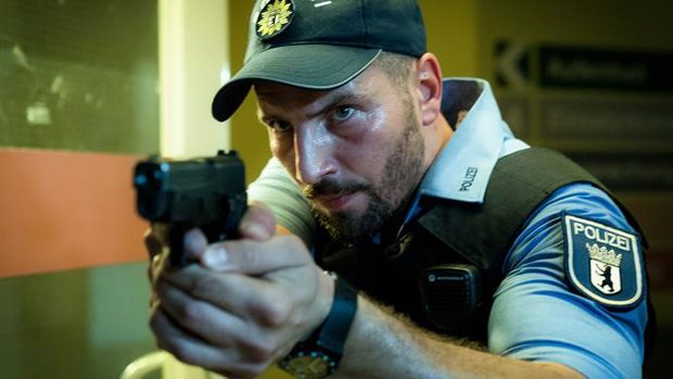 Polizist Deniz (Murathan Muslu) ist einer der wenigen, die bist zum Schluss versuchen für Recht und Ordnung zu sorgen. (Quelle: Sky)