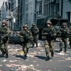 Selbst kurz vor dem Einschlag versucht das Militär für Ordnung auf Berlins Straßen zu sorgen.(Quelle: Sky)