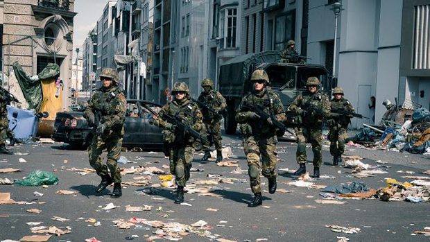 Selbst kurz vor dem Einschlag versucht das Militär für Ordnung auf Berlins Straßen zu sorgen.(Quelle: Sky)