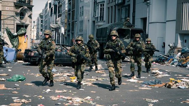 Selbst kurz vor dem Einschlag versucht das Militär für Ordnung auf Berlins Straßen zu sorgen.(Quelle: Sky)