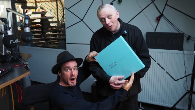 Winson und Mark Reeder mit dem New Order Boxset (Foto: Nina Maul)