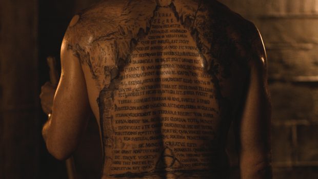 Derweil wir die Figur von Noah, dem mysteriösen Prister mit tätowiertem Rücken, klarer. Eine Frage bleibt: Welches Ziel verfolgt er wirklich? (Quelle: Netflix)