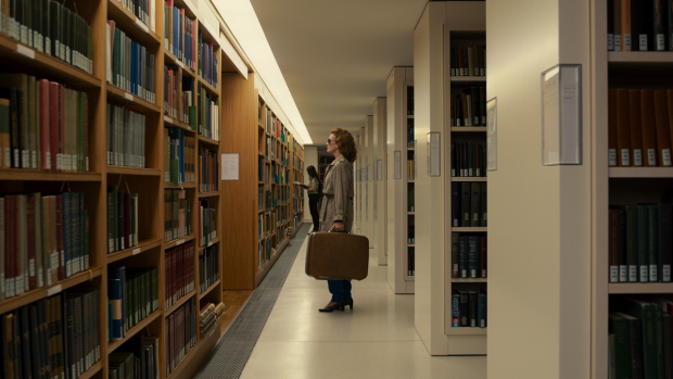 Gleiches gilt für Claudia Tiedemann, die eine zentrale Rolle im Spiel um Raum und Zeit einnimmt. (Quelle: Netflix)