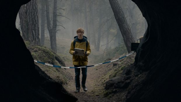 Jonas hat Spuren in den geheimnissvollen Höhlen in der Nähe von Winden gefolgt. (Quelle: Netflix)