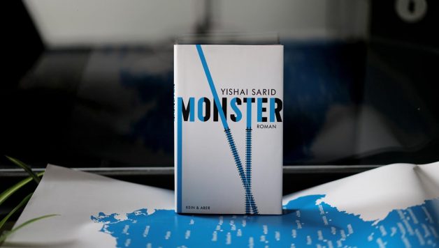 In "Monster" schreibt Yisshai Sarid über den Holocuast. (Foto: Elisabeth Demuth)