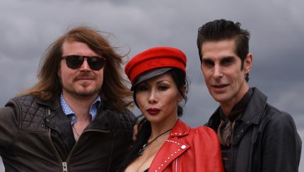 Nick Maybury, Etty Farrell & Perry Farrell (Foto: Winson)