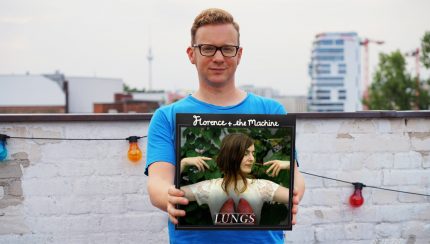 Daniel Koch holding a Vinyl with Melanie Gollin as Florence on the Cover (Fotos: Sophie Euler; Bearbeitung: Elisabeth Demuth)