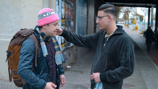 In der neuen Staffel verlässt die Serie zeitweise München. In Berlin in will Jaksch (Jakob Schreier, l.) seine neue Freundin Hanna besuchen. (Quelle: ZDF / Johannes Brugger)