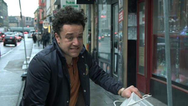 Wie transportiert man allein eine Waschmaschine - Jaksch zeigt, wie es geht. (Quelle: ZDF / Johannes Brugger)