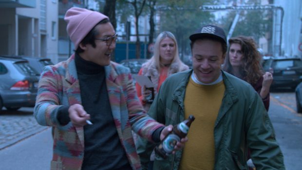 Mit Freunden feiert Jaksch immer mal bis in den nächsten Morgen hinein. (Quelle: ZDF / Johannes Brugger)