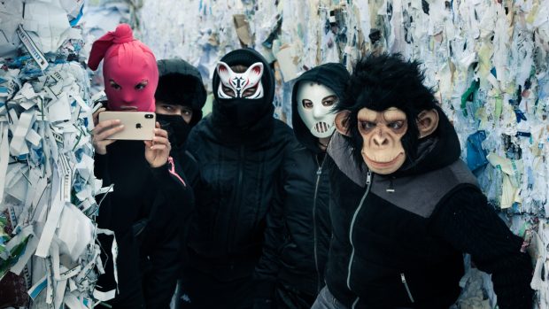 Weil ihre Aktionen nicht allen gefallen, heißt es die eigene Identität zu schützen. (Quelle: Netflix)