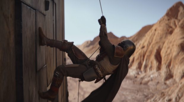 Um den Auftrag zu erfüllen muss der Mandalorianer nicht nur schießen und reiten, sondern auch klettern. (Quelle: © 2019 Lucasfilm Ltd. & ™. All Riights Reserved.)