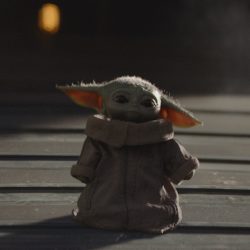 Endlich auch in Deutschland (offiziell) zu sehen: Baby Yoda! (Quelle: © 2019 Lucasfilm Ltd. & ™. All Riights Reserved.)