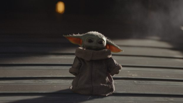 Endlich auch in Deutschland (offiziell) zu sehen: Baby Yoda! (Quelle: © 2019 Lucasfilm Ltd. & ™. All Riights Reserved.)